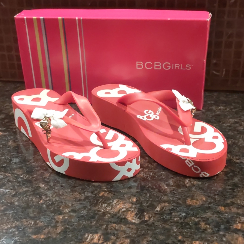 BCBGIRLS flip-flops